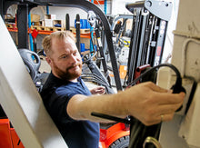 Carica l'immagine nel visualizzatore della galleria, Carrello elevatore con portata di 1.800 kg a noleggio in Alto Adige