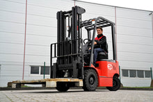 Carica l'immagine nel visualizzatore della galleria, Carrello elevatore con portata di 1.800 kg a noleggio in Alto Adige