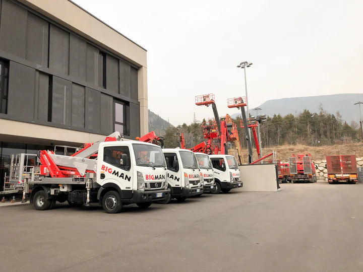 Das Bild zeigt unseren Hauptsitz in Vahrn wo wir Arbeitsbühnen vermieten oder verleihen. Auch Hubstapler und Teleskopstapler werden hier verliehen.