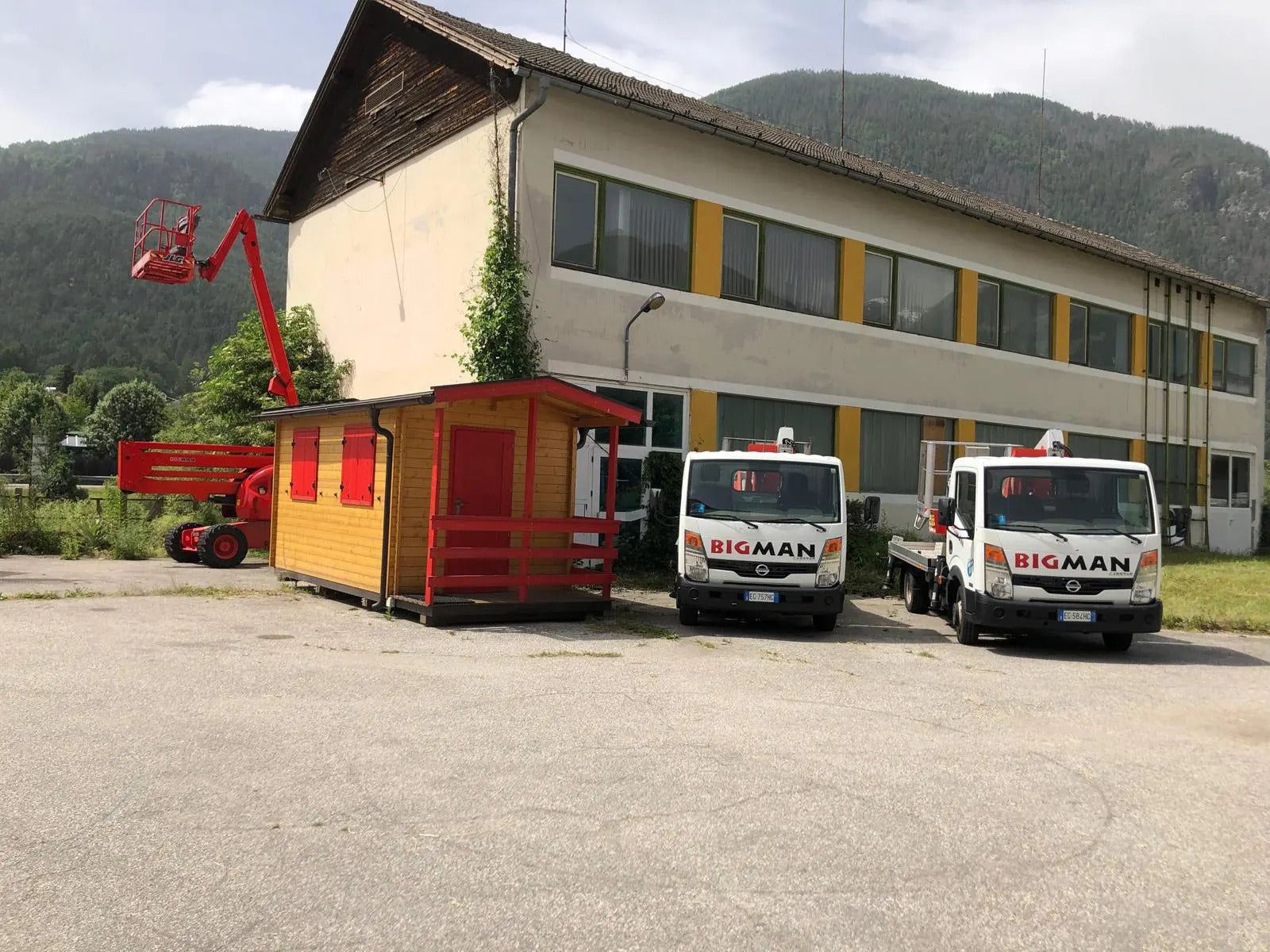 Hier sieht man unsere Mietstation in Bruneck St.Georgen. Zum hohen Kreuz 5. Hier verleihen wir Arbeitsbühnen, Hubstapler, Teleskopstapler und vieles mehr.