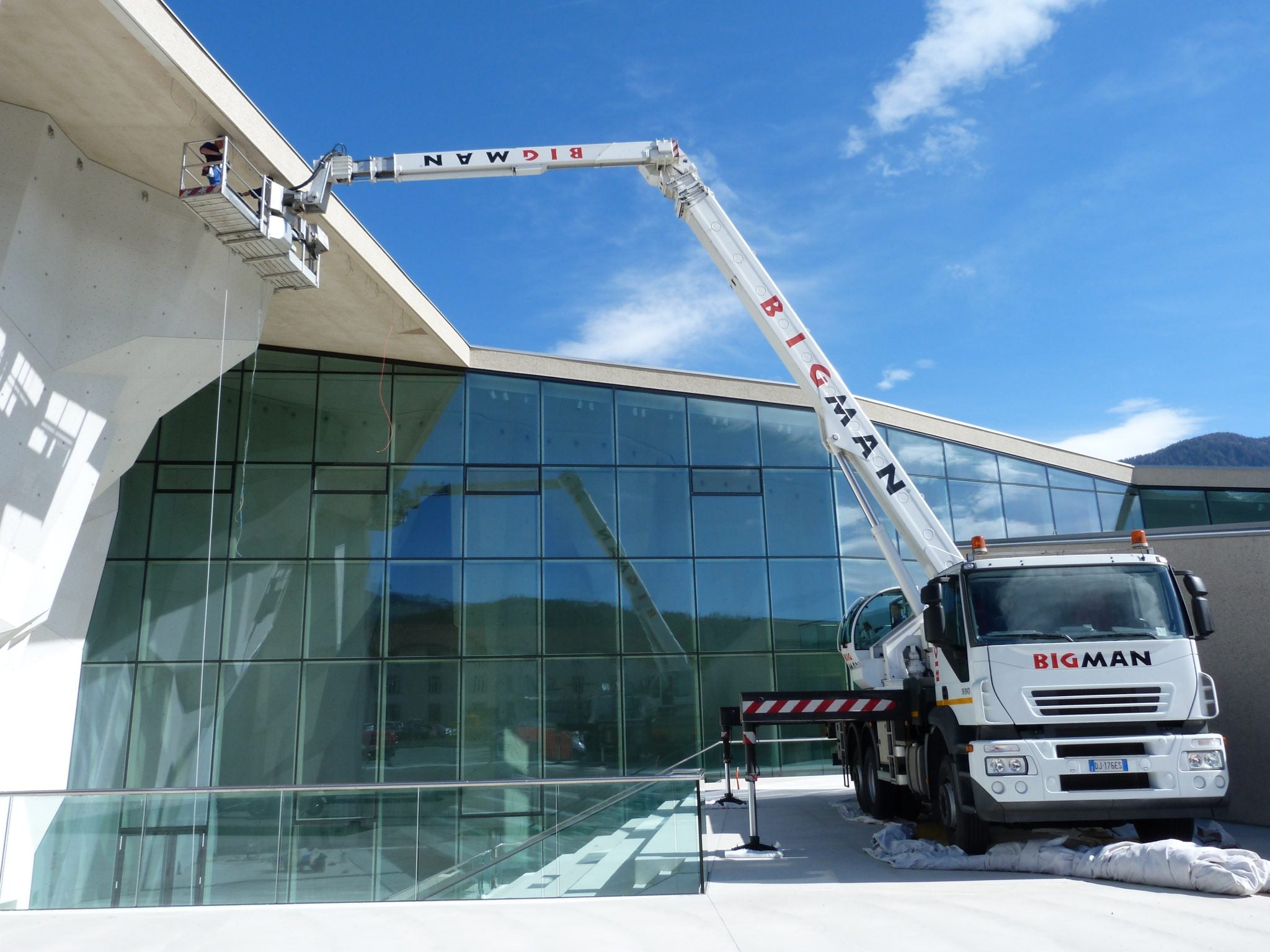 40.00 Meter Hebebühne mit Bediener in Südtirol mieten - BIGMAN